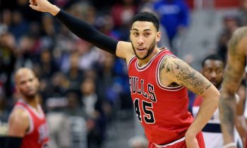 Denzel_Valentine_Bulls_2017_AP_1