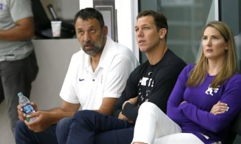 Vlade_Divac_Luke_Walton_Kings_AP_2019