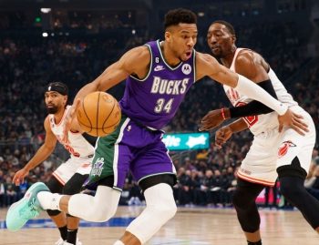 Bucks Giannis Antetokounmpo suffers right knee injury, day-to-day status