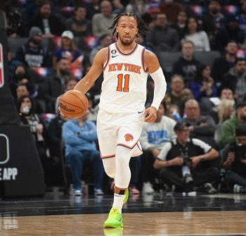 Knicks guard Jalen Brunson re-aggravates left foot injury vs Kings
