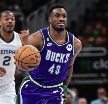 Milwaukee Bucks re-sign free agent forward Thanasis Antetokounmpo