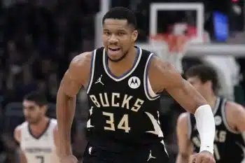 Giannis Antetokounmpo Bucks pic