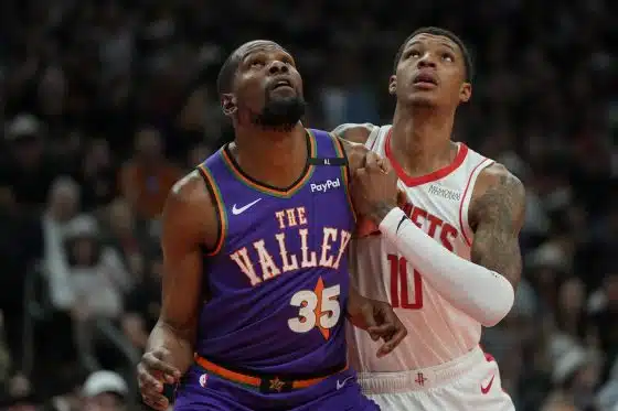 Kevin Durant sprains ankle
