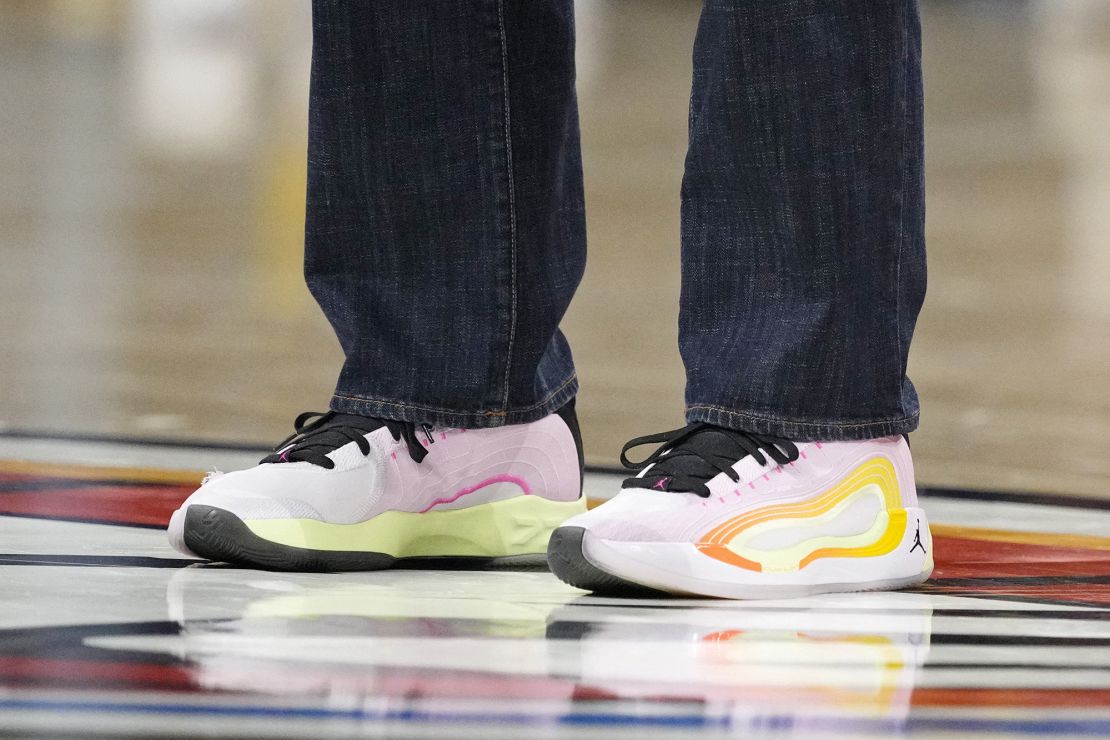 Don Nelson wears Luka Doncic’s shoes to protest Mavericks’ ‘tremendous mistake’