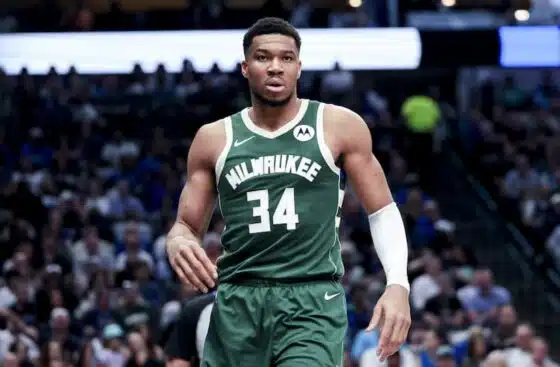 Giannis Antetokounmpo Bucks pic