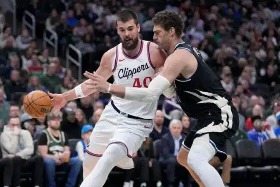 Brook Lopez leaves Bucks