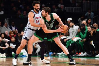 Luke Kornet post up