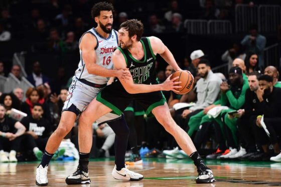 Luke Kornet post up