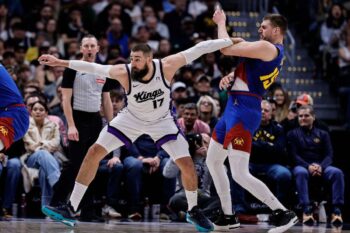 Jonas Valanciunas posts up Nikola Jokic
