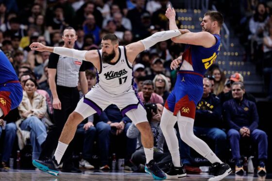 Jonas Valanciunas posts up Nikola Jokic