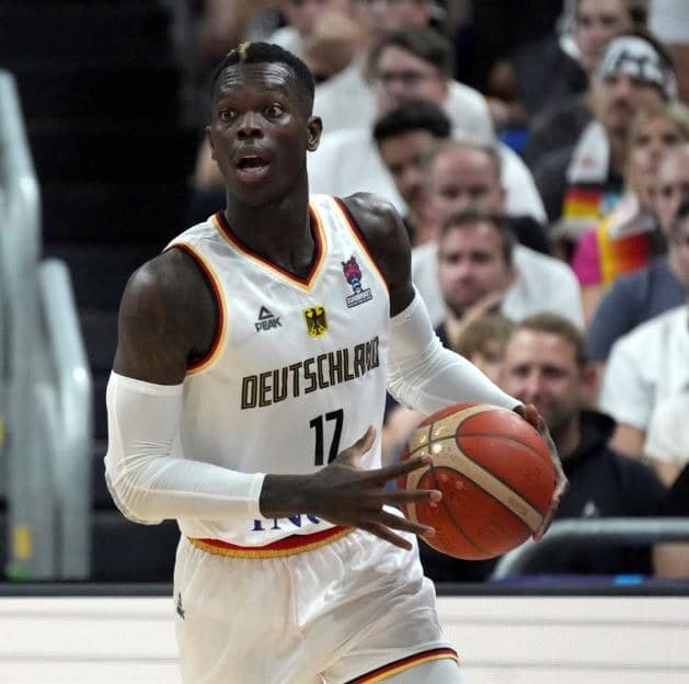 FIBA Bans Fan per abusi razziali nei confronti di Dennis Schroder in Germania FIBA Bans Fan per abusi razziali nei confronti di Dennis Schroder in Germania