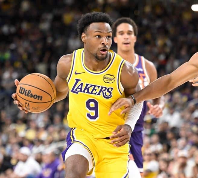 Bronny James lotta nel debutto della preseason dei Lakers contro i Suns Bronny James lotta nel debutto della preseason dei Lakers contro i Suns